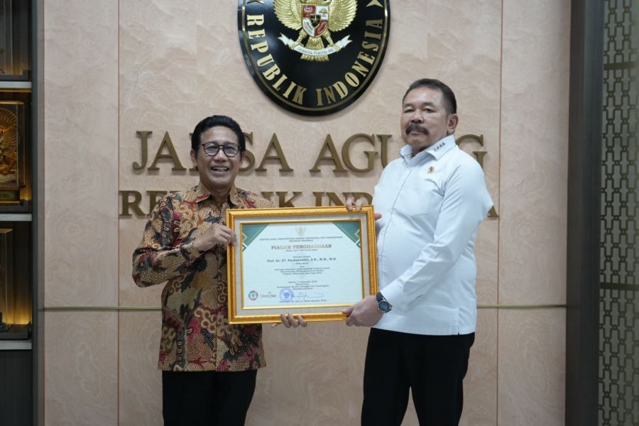 Bangga! Jaksa Agung ST Burhanuddin Terima Piagam Penghargaan dari Kemendes PDTT