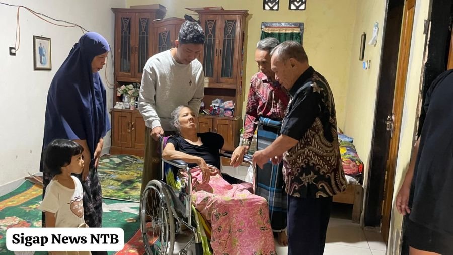 BAZNAS Lotim Salurkan Kursi Roda untuk Baiq Damatun, Haru Warnai Penyerahan Bantuan di Sukamulia