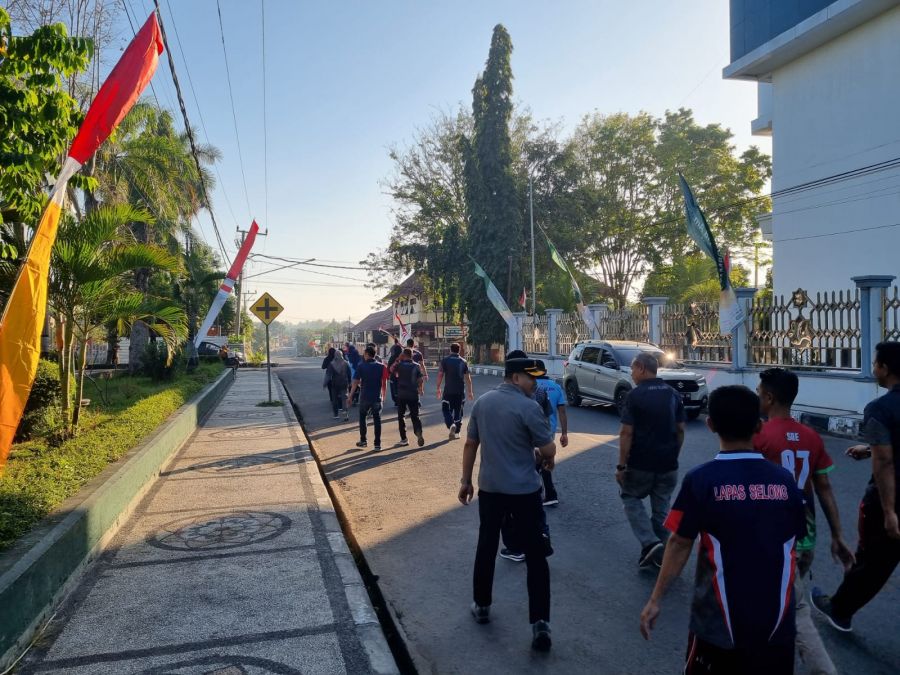 Keren! Jaga Kesehatan dan Solidaritas, Pegawai Lapas Kelas IIB Selong Gelar Jalan Santai