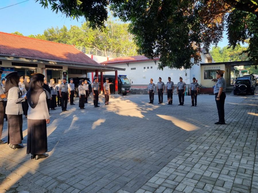 Kalapas Selong Beri Penghargaan Pegawai Teladan Juli 2024 dalam Apel Pagi