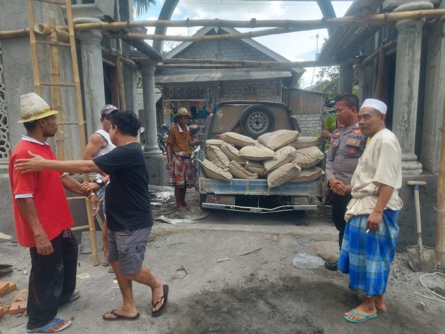 Kapolres Lombok Tengah Sebarkan Kebaikan: Sumbang Puluhan Sak Semen untuk Masjid Jelang Pilkada
