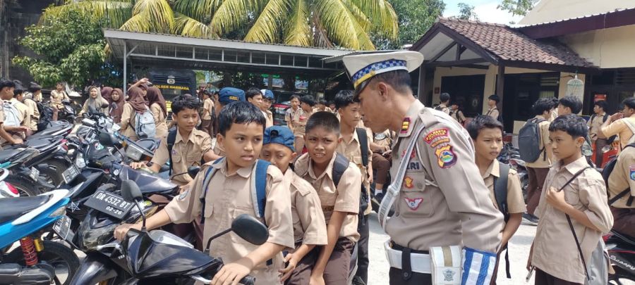 Polsek Narmada: Menanamkan Kesadaran Berlalu Lintas di Usia Muda, Demi Masa Depan yang Lebih Aman