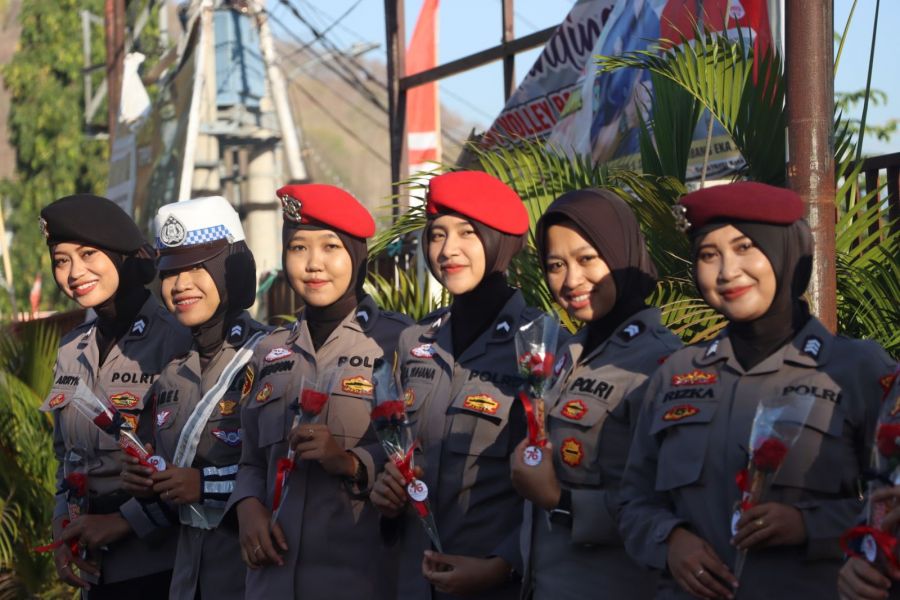 Sentuhan Cinta di Lampu Merah: Polwan Bima Persembahkan Mawar Merah untuk Pengendara
