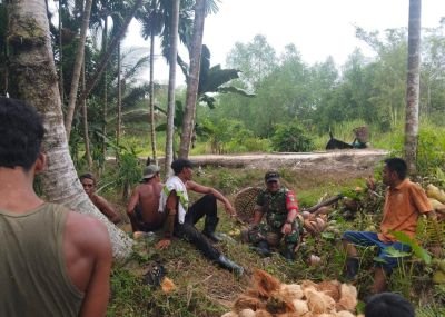 Perkuat Keharmonisan Warga, Sertu Suherman Babinsa 01/Tembilahan Gelar Komunikasi Sosial